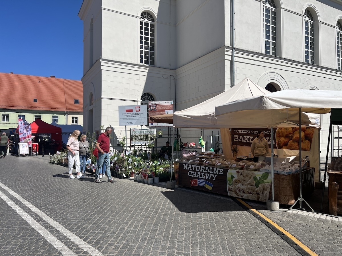 Stary Rynek pełen stoisk. Trwa Jarmark Produktu Lokalnego w Sławie