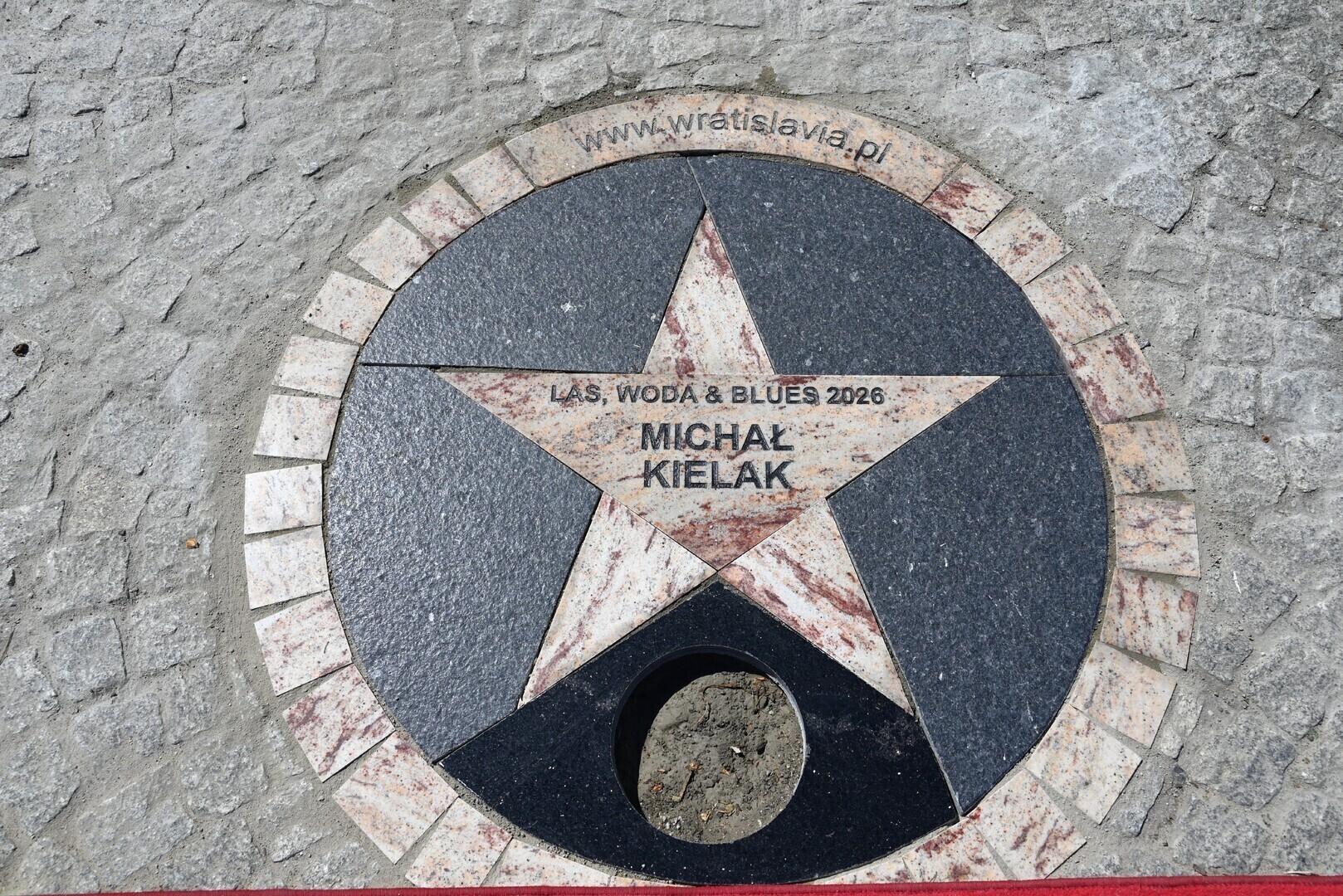 Kolejna gwiazda w sławskiej Alei Bluesa. Tym razem harmonijkarz Michał Kielak