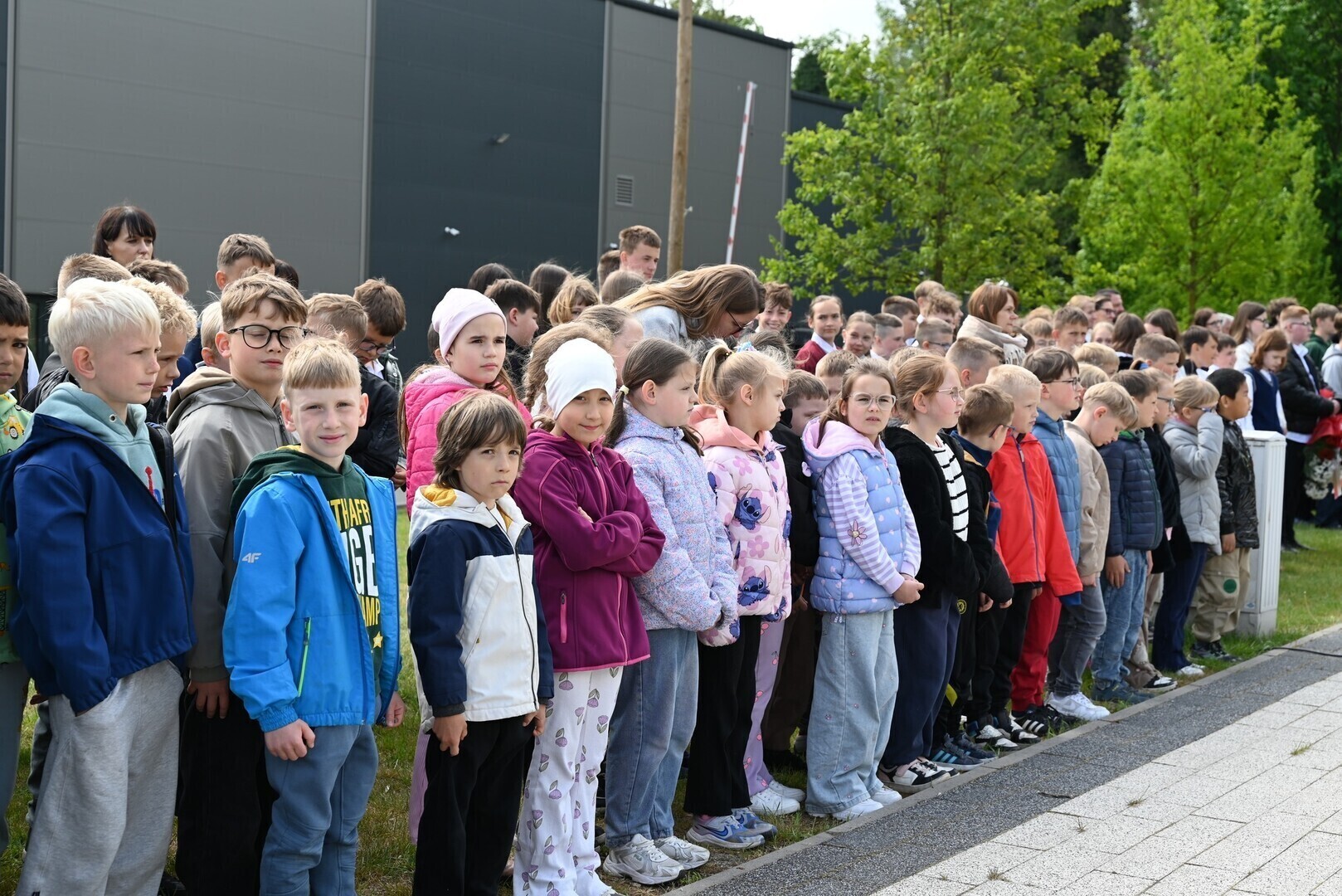 Harcerze uczniowie i władze gminy przy pomniku. Sława w rocznicę zakończenia II wojny światowej