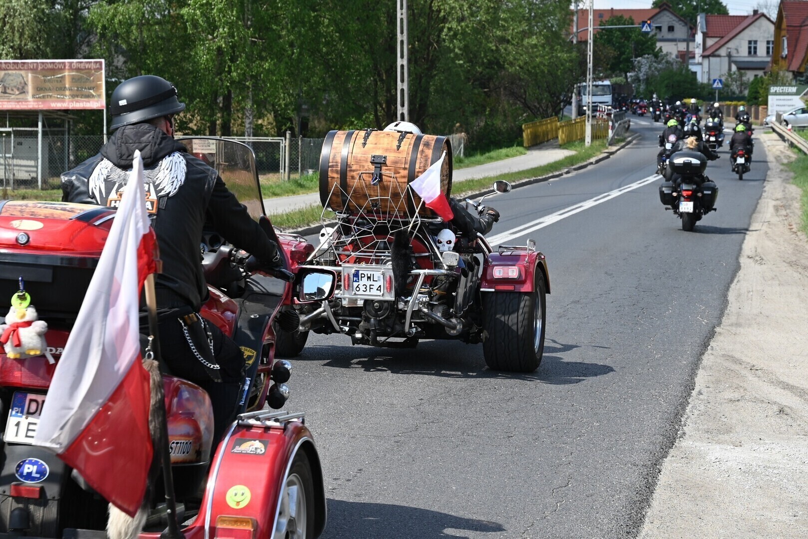 Sławskie Bractwo Motocyklowe oficjalnie otworzyło sezon. Ulicami przejechała kawalkada maszyn WIDEO Z TRASY