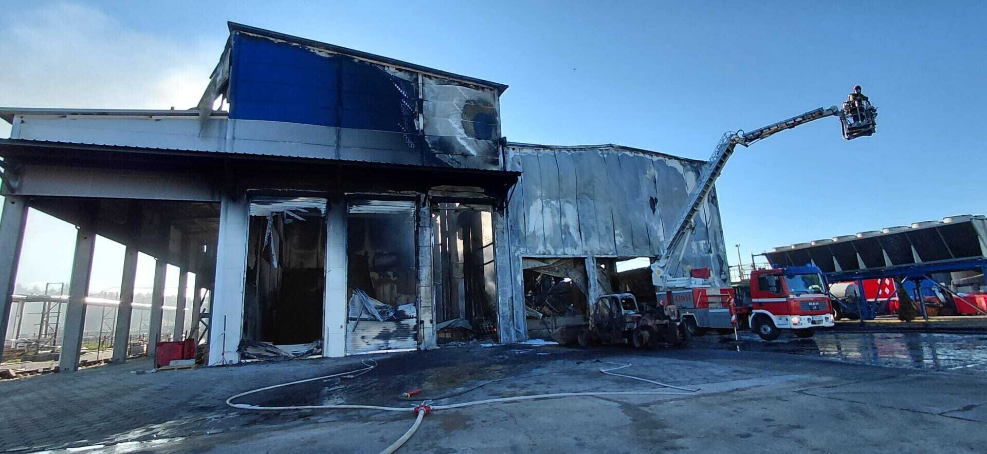 Pożar zakładu w Ciepielówku. Niebezpieczne odpady 70 strażaków