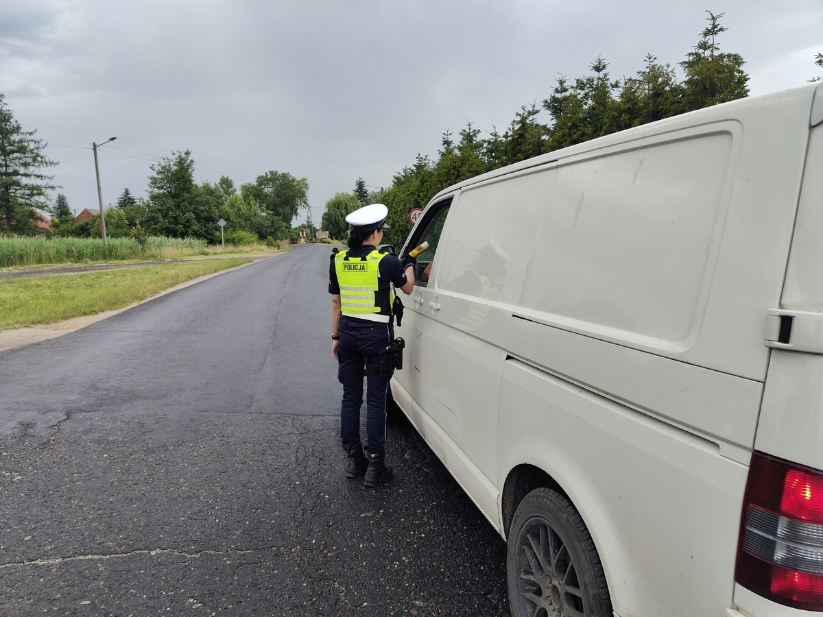 Policjantka z KPP Wschowa kontrolująca kierowcę