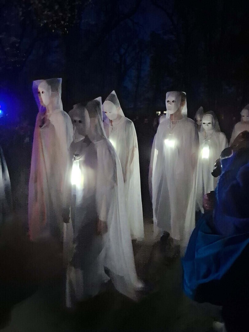 Po zmroku w Lapidarium Rzeźby Nagrobnej. Uczniowie SP1 odegrali Słowiańskie Dziady