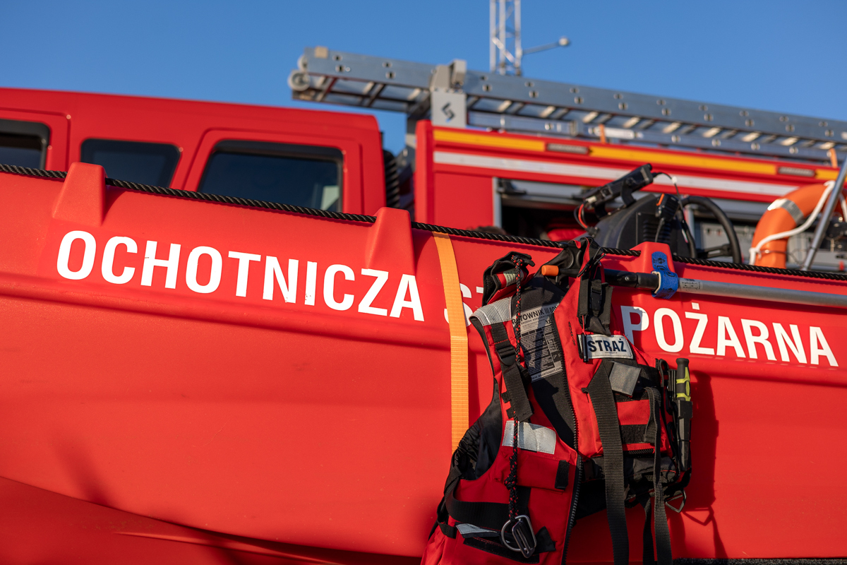 Mężczyzna zniknął pod wodą w Jeziorze Sławskim. Akcja ratunkowa wciąż trwa