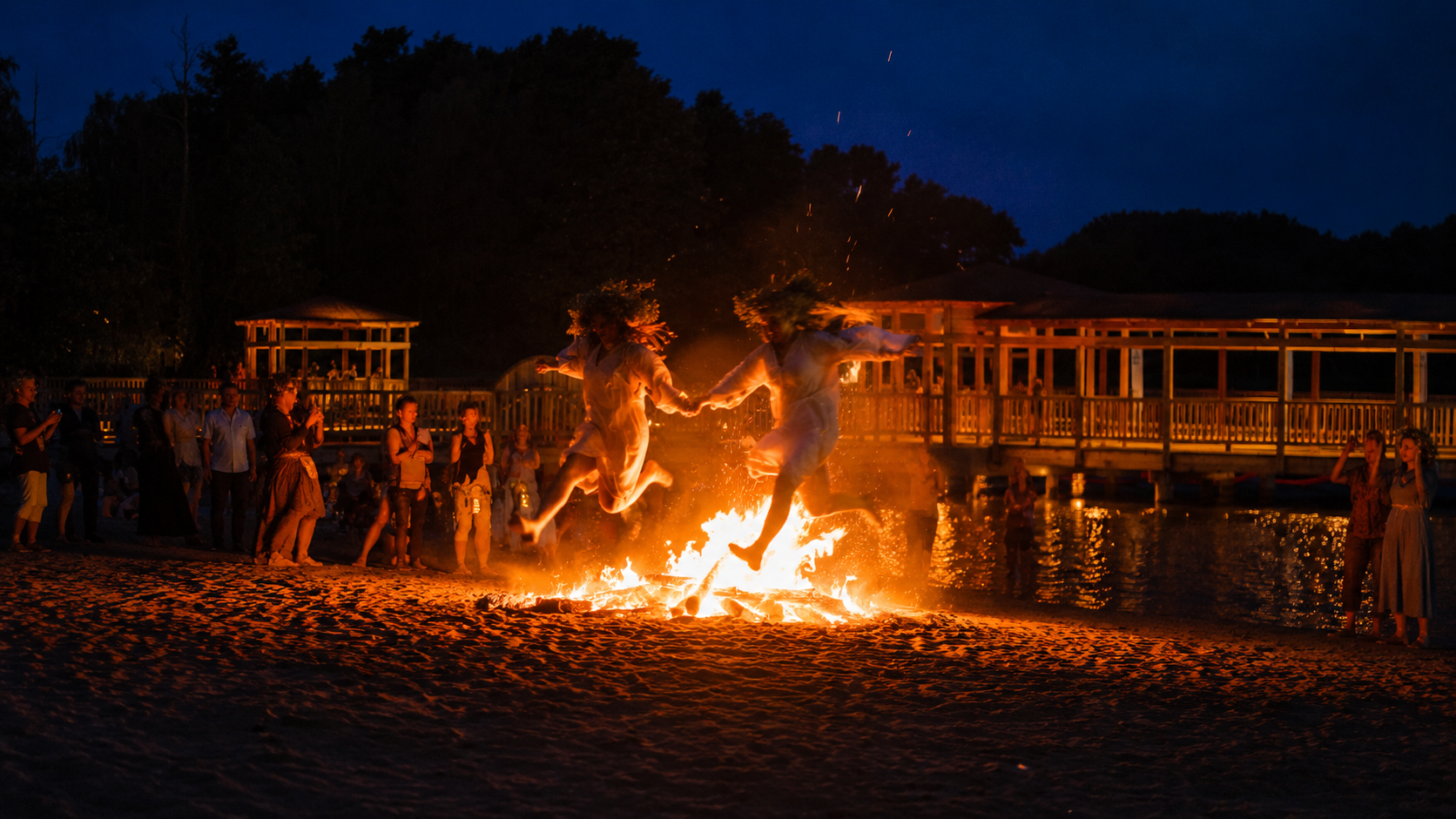 Noc Kupały na plaży w Lginiu. Dwie kobiety w wiankach na gło
