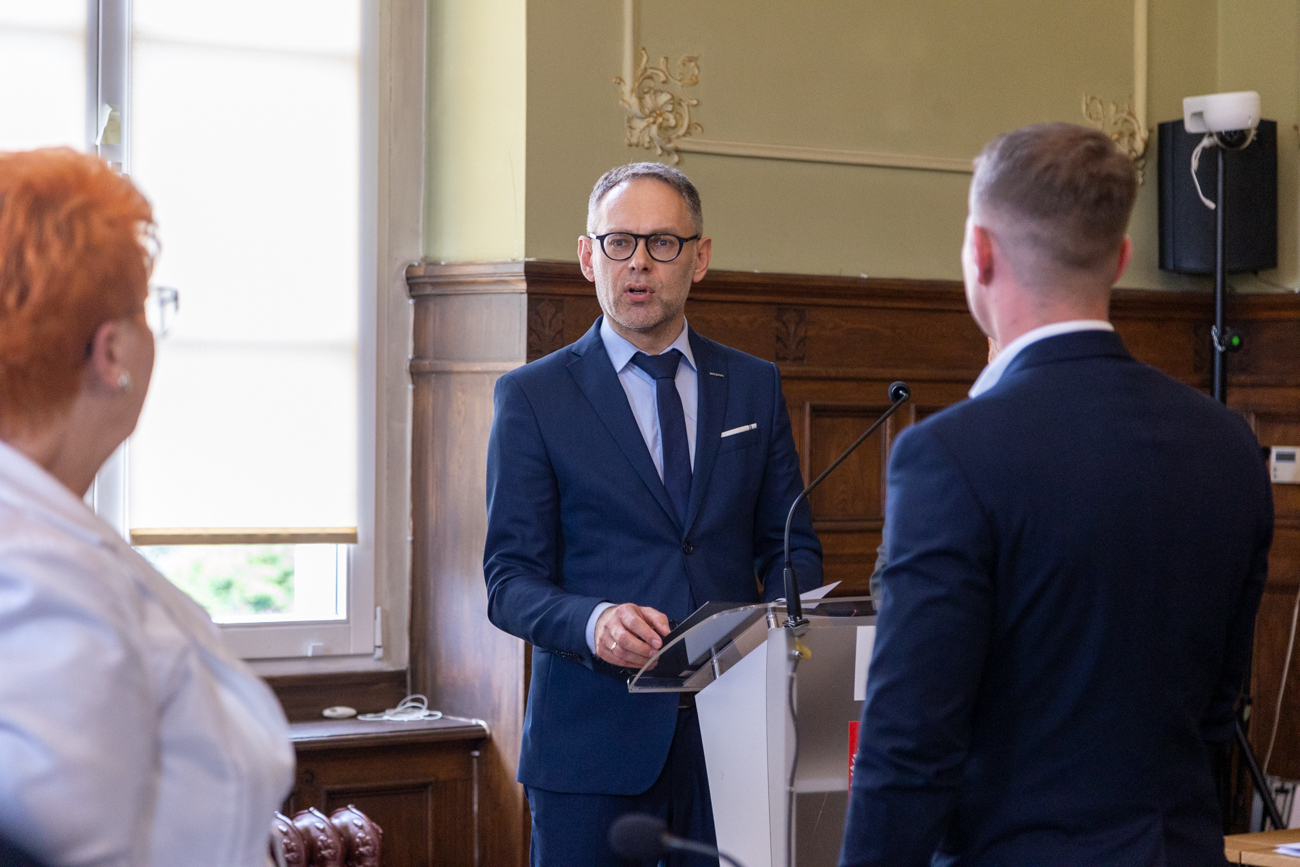 Burmistrz Miasta i Gminy Wschowa Konrad Antkowiak podczas sesji Rady Miejskiej