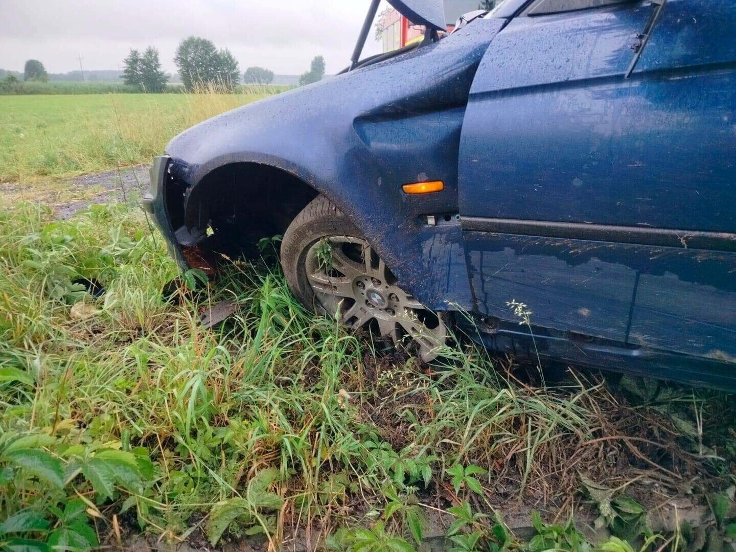 34-latek jadący bmw wyprzedzał na podwójnej ciągłej linii w deszczu zjechał na pobocze i uszkodził auto