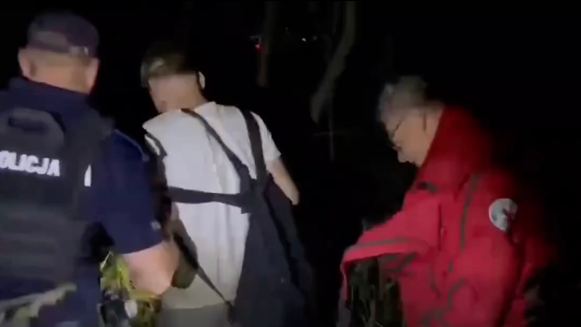 Służby ze Sławy uratowały mężczyznę który ugrzązł na bagnistym terenie