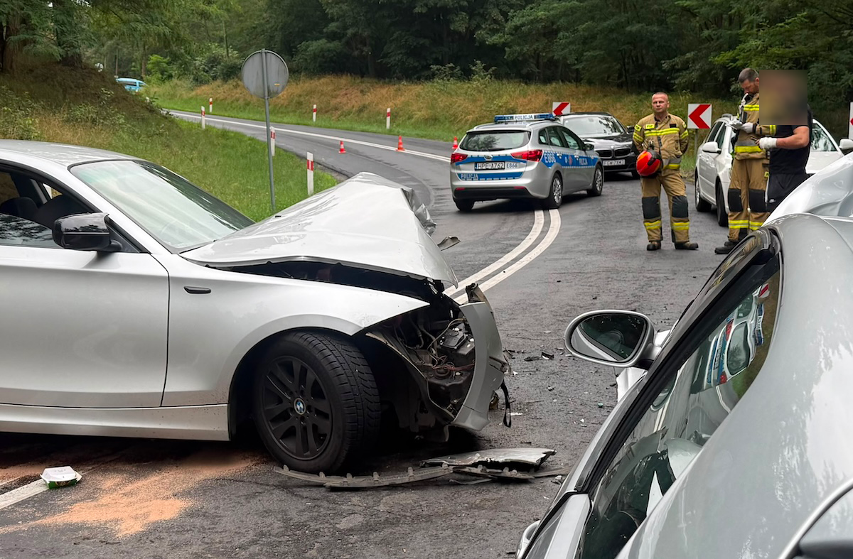 W niedzielę 19 lipca BMW i volkswagen golf zderzyły się czołowo na trasie Stare Strącze Krzepielów DW 319