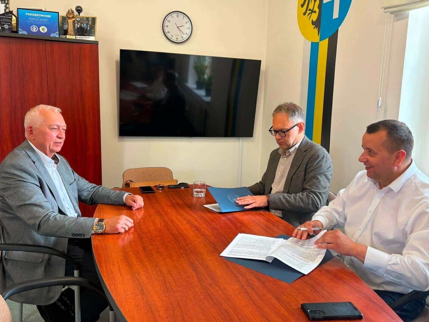 Dokument podpisali starosta Waldemar Starosta wicestarosta Andrzej Bielawski i burmistrz Konrad Antkowiak.