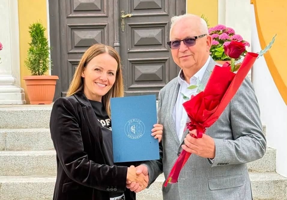 Marta Panicz-Szajnkenig przyjmuje gratulacje od Starosty Wschowskiego Waldemara Starosty