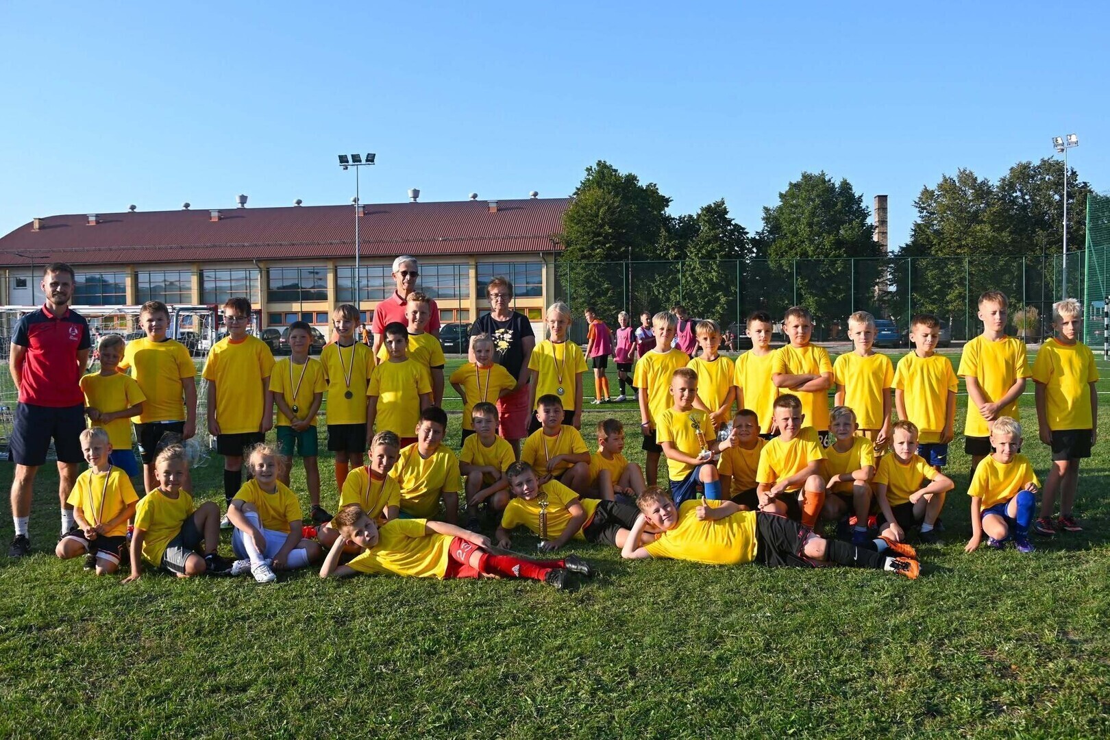 Młodzi piłkarze ze Sławy podczas Letniego Turnieju Orlika
