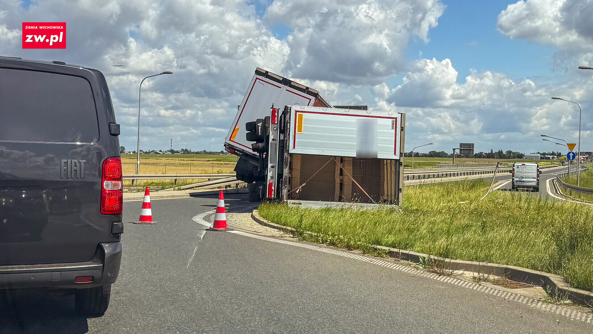 Przyczepa tira przewróciła się przy węźle Zachód na S5. Utrudnienia koło Lasocic