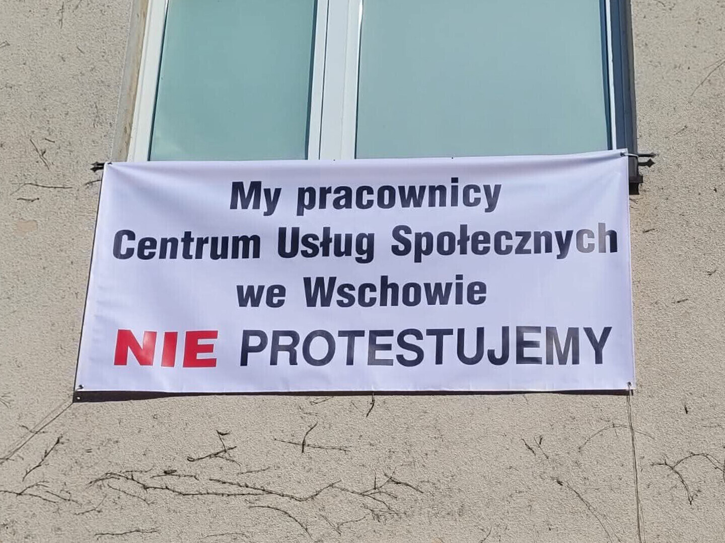 baner z napisem My pracownicy Centrum Usług Społecznych we Wschowie NIE PROTESTUJEMY