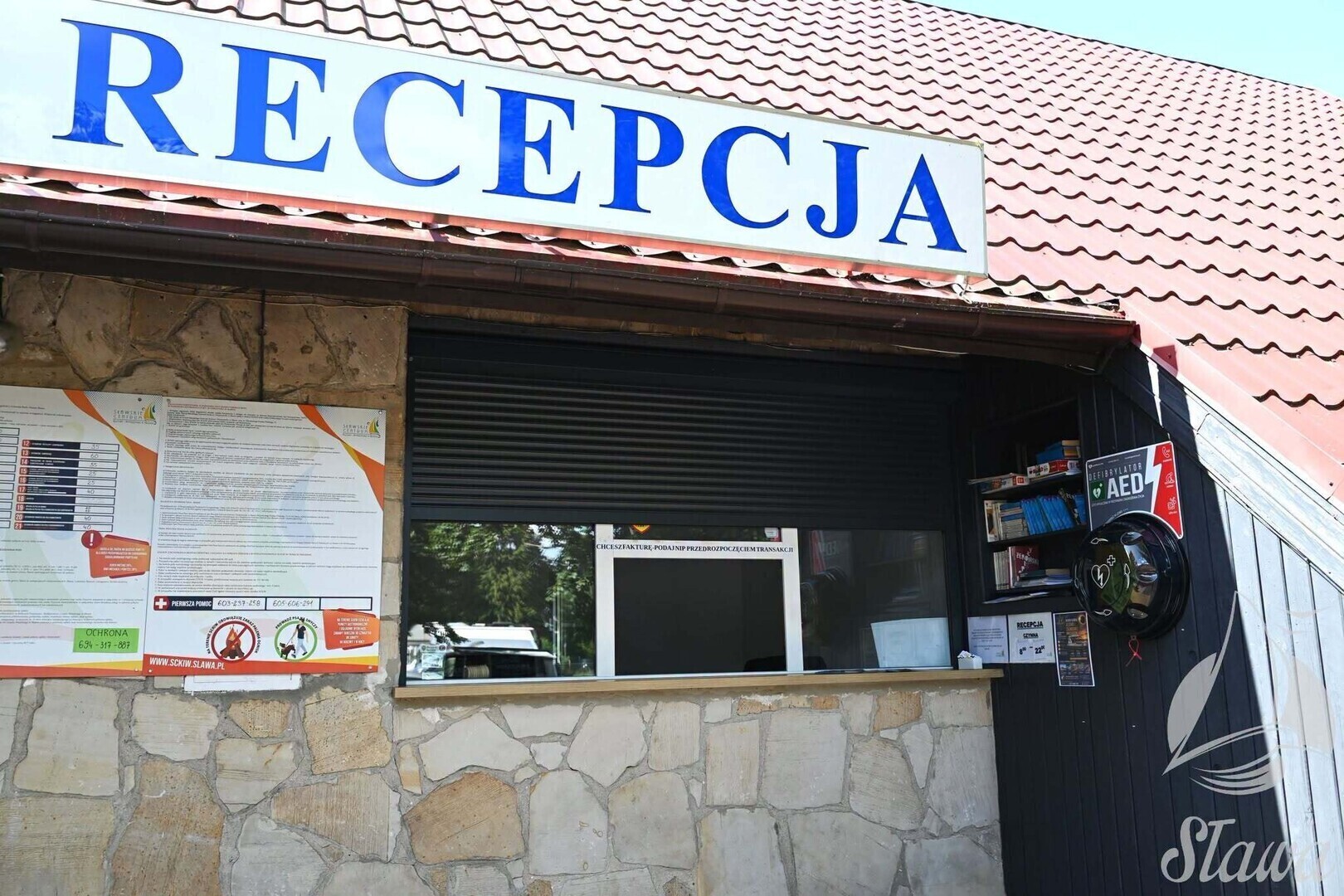 Na terenie SCKiW zawisł defibrylator AED. To kolejne takie urządzenie w gminie Sława