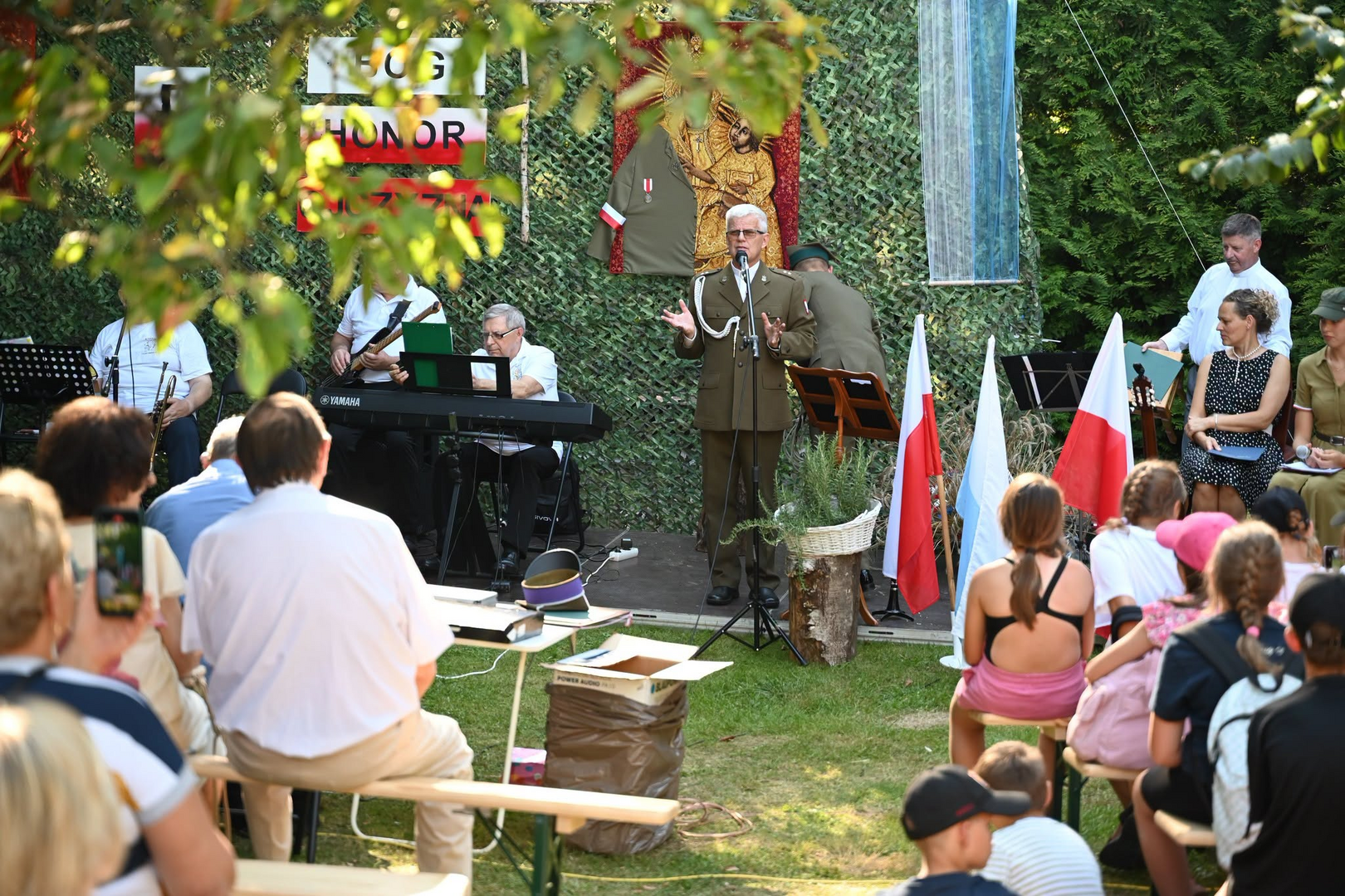 Śpiewem dla Ojczyzny. Koncert patriotyczny w ogrodach plebanii w Sławie