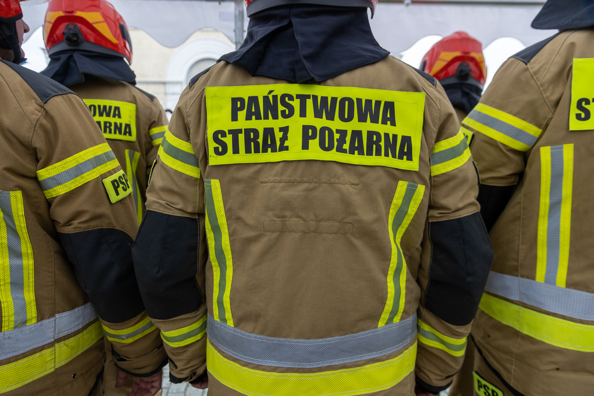 Nowe Strącze. Strażacy mieli pomóc dostać się do mieszkania. W zadymionym domu znaleźli ciało 46-latka