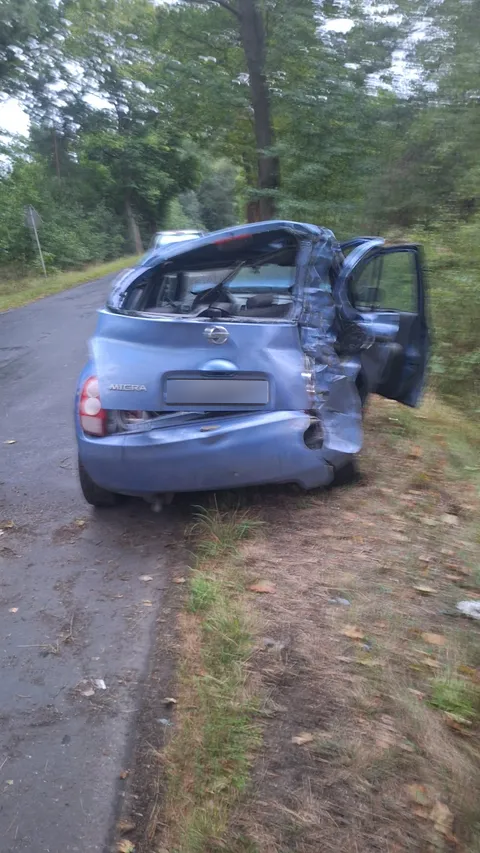Rozbity Nissan pod Golą