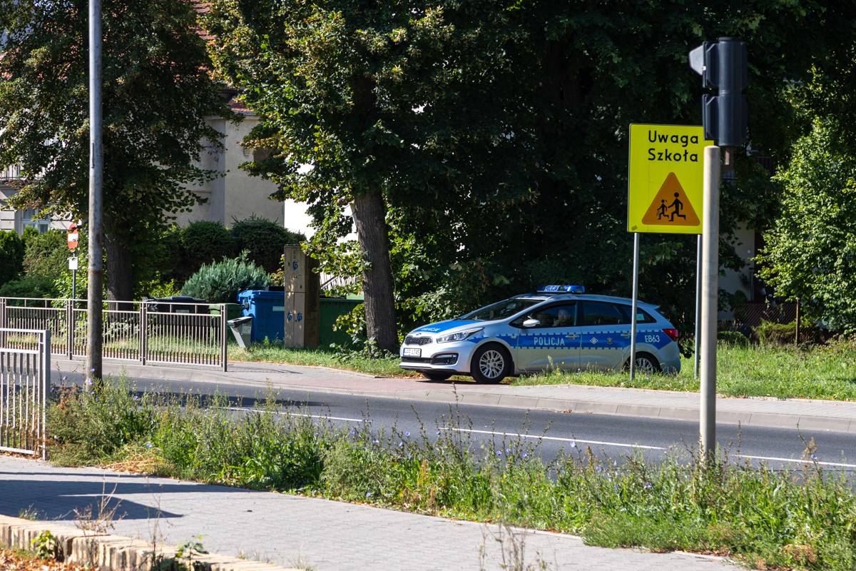 Patrol policji w okolicy szkoły