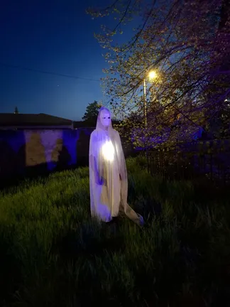 Po zmroku w Lapidarium Rzeźby Nagrobnej. Uczniowie SP1 odegrali „Słowiańskie Dziady”