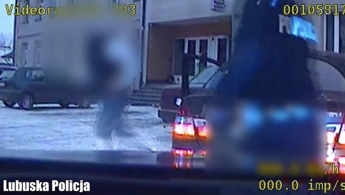 Uciekał pieszo, one schowały się w pustostanie. Trzy osoby zatrzymane po kradzieży w Szlichtyngowej [WIDEO]
