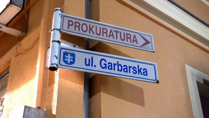 Cupra, BMW, Mercedes. Zaparkowane na Garbarskiej, wszystkie zarysowane. 53-latka odpowie przed sądem