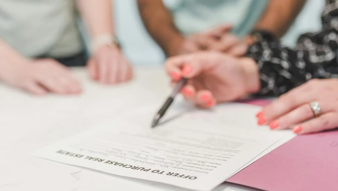 Umowa kupna–sprzedaży samochodu: co sprawdzić, zanim podpiszesz dokument