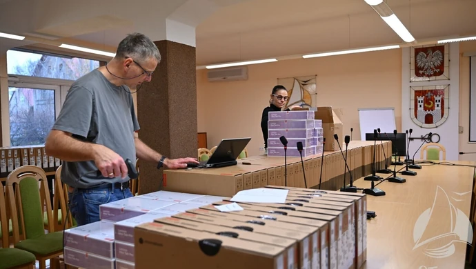 Blisko tysiąc urządzeń dla uczniów. Duża dostawa sprzętu do szkół