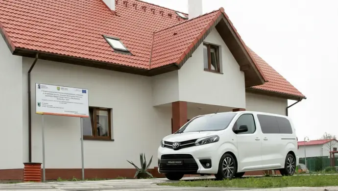 Nowy bus dla Domu Dziecka we Wschowie. Zbierali na używany, kupili nową Toyotę