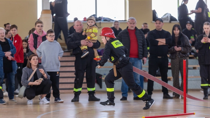 Połączyć węże, zawiązać węzeł, przenieść gaśnicę. Młodzieżowe Drużyny Pożarnicze rywalizowały we Wschowie