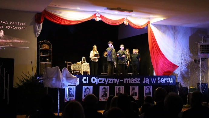 Hołd Niezłomnym w Szlichtyngowej. Uczniowie poruszyli publiczność [ZDJĘCIA]