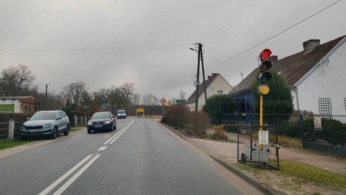 Ścieżka rowerowa Tylewice–Łysiny. Tymczasowa sygnalizacja na DW 278