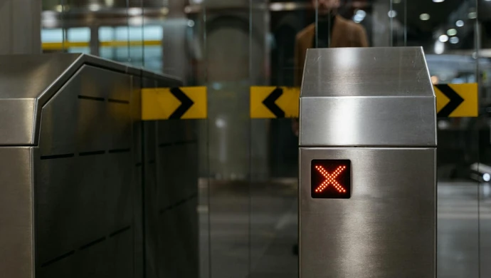 Strażnicy nowoczesności. Jak bramki obrotowe i szlabany sprzyjają bezpieczeństwu?