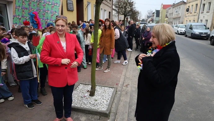 Wiosenny korowód w Szlichtyngowej. Uczniowie przeszli ulicami miasta