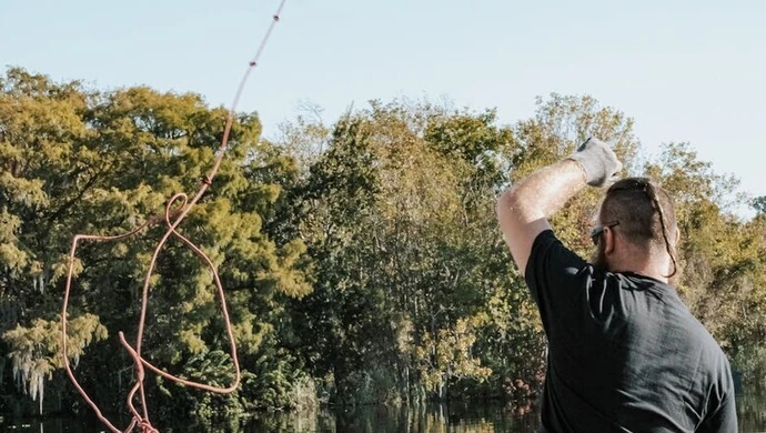 Magnet fishing – czym jest łowienie magnesem, jak zacząć i co kryje się na dnie?