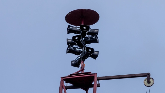 Alarmy w całej okolicy. Syreny zawyją w południe