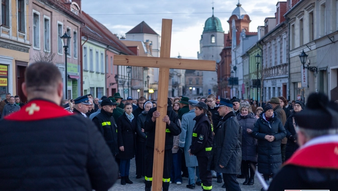 Droga Krzyżowa ulicami Wschowy. „Krzyż to znak miłości, nie pogardy” [ZDJĘCIA]