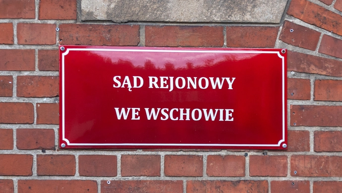 Podał się za kobietę, wyłudził prawie 10 tysięcy złotych. Recydywista z wyrokiem Sądu Rejonowego we Wschowie