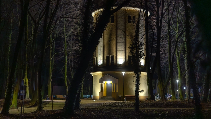 Pili alkohol, skakali po palenisku, zostawili bałagan. Uczniowie wschowskich szkół z mandatami po imprezie w Parku Wolsztyńskim