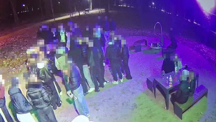 Pili alkohol, skakali po palenisku, zostawili bałagan. Uczniowie wschowskich szkół z mandatami po imprezie w Parku Wolsztyńskim