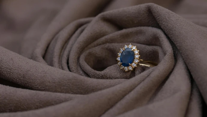  Prezent z przesłaniem: Co oznacza noszenie pierścionka z szafirem i komu warto go podarować?