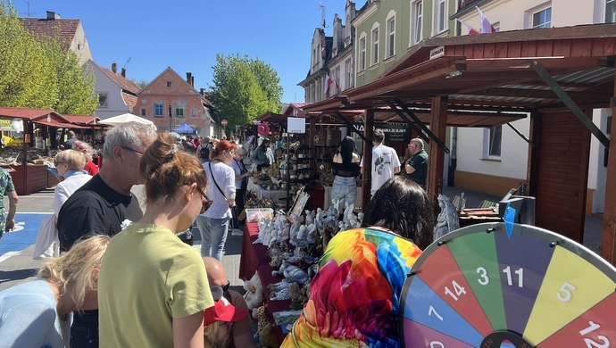 Stary Rynek pełen stoisk. Trwa Jarmark Produktu Lokalnego w Sławie