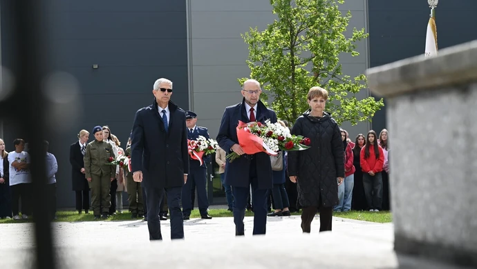 Harcerze, uczniowie i władze gminy przy pomniku. Sława w rocznicę zakończenia II wojny światowej 
