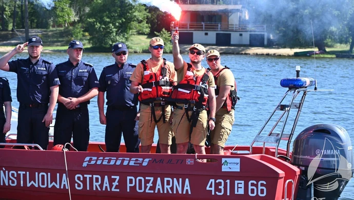 Zawyły syreny i zapłonęły race. Pożegnali mł. asp. Grzegorza Juszczaka