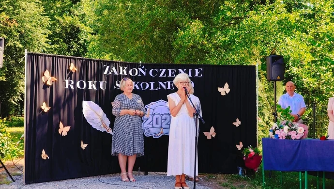 Wzruszający moment w Starych Drzewcach. Pożegnano nauczycielkę z 43-letnim stażem