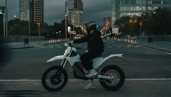 Czy Twój obecny motocykl nie zabiera Ci zbyt wiele czasu, który mógłbyś spędzić w terenie?