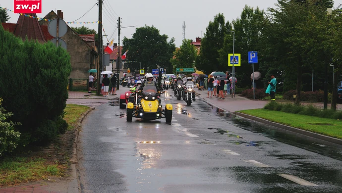 Korowód i parada motocykli w Sławie mimo deszczu. Wieczorem zagra Dżem