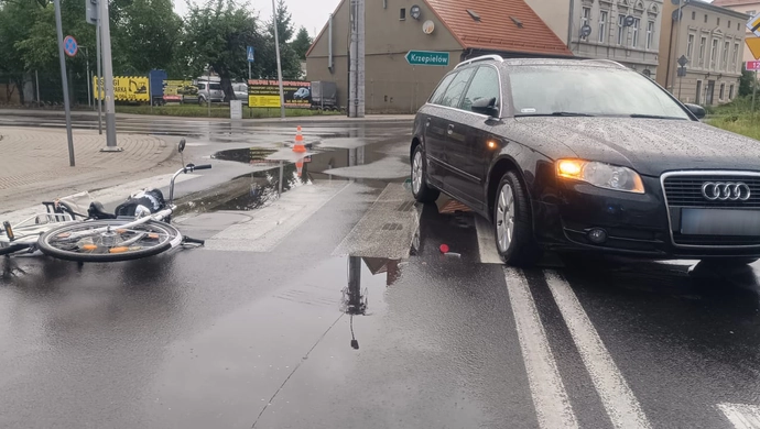 Potrącenie na ul. Głogowskiej we Wschowie. Kierowca Audi nie zauważył rówieśniczki