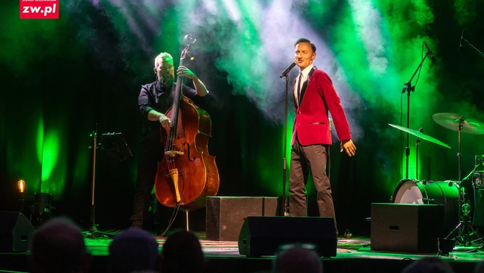 Koncert „Francja Elegancja” pod pałacem w Sławie. Zaśpiewał aktor z Teatru Muzycznego w Gdyni