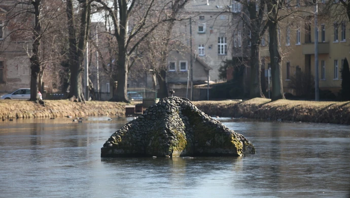 Nie żyje mężczyzna wyciągnięty ze stawu we Wschowie